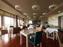 The Lince Nordeste Country & Nature Hotel auf Sao Miguel, stilvolles Restaurant mit großzügigem Ambiente und herrlicher Aussicht – perfekter Ort für kulinarische Genüsse inmitten der Natur.