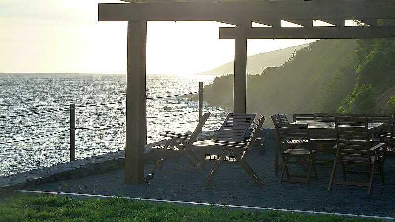 Abrigo-da-cascata-morgenstimmung-terrasse