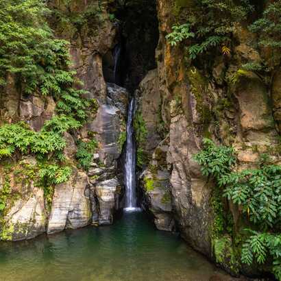 Salto do Cabrito – idyllischer Wasserfall in unberührter Natur, perfekt für entspannende Erlebnisse.