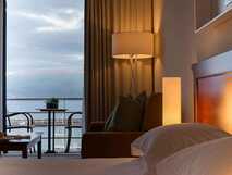 Hotel Azoris Faial Garden, gemütliches Zimmer mit Meerblick und stilvoller Beleuchtung für entspannte Urlaubsmomente auf Faial.