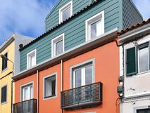 Bunte Fassade der Casa da Baía in zentraler Lage in Horta auf der Insel Faial – stilvolle Unterkunft in Gehweite zum Hafen