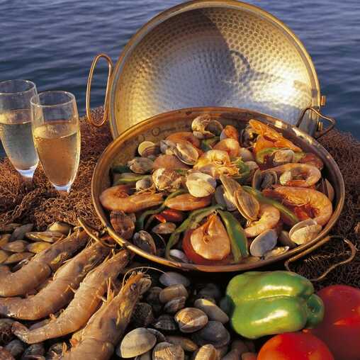 Frischen Meeresfrüchte und Fischgerichte mit Wein am Meer in der Sonne. Essen in Portugal.