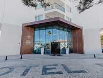 Großer moderner Eingangsbereich mit Glasportal im AP Eva Senses 4-Sterne Hotel & Spa in Faro