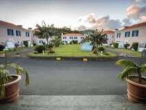 Hotel Faial Garden, idyllischer Ferienkomplex mit maritimem Flair und entspannter Atmosphäre bei Sonnenuntergang.