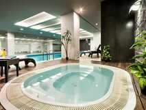 Hotel Marina Atlantico auf Sao Miguel, stilvoller Wellnessbereich mit Whirlpool und Innenpool für entspannende Urlaubsmomente bei picotours.