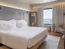 Acores Atlantico Grand Hotel – Elegantes Zimmer mit komfortablem Doppelbett und Meerblick auf São Miguel.