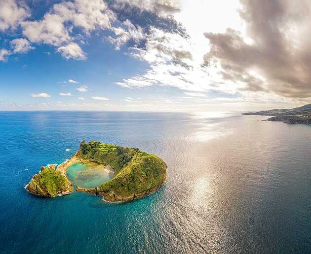 Ein spektakuläres Azoren Highlight: Luftaufnahme von der Ilhéu de Vila Franca do Campo auf São Miguel, Azoren.