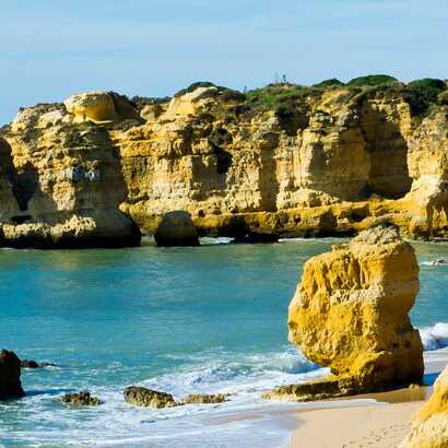 Adrenalin pur: Klippenspringen am São Rafael Beach mit seiner beeindruckenden Felsenküste.