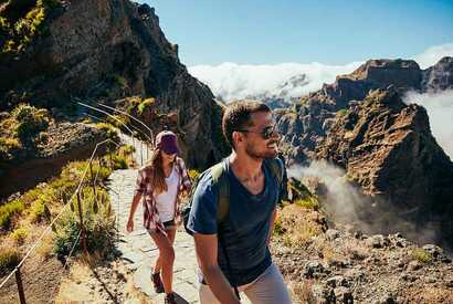 Paar auf Wanderung in den Bergen auf Madeira über den Wolken.