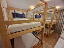 Mil e Uma Noites – Moderne, gemütliche Schlafräume mit Etagenbetten für entspannten Komfort.