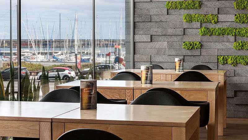 Neat-hotel-avenida-fruehstuecksraum-hafenblick