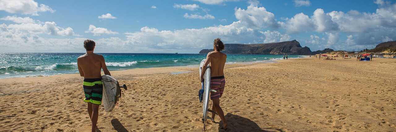 zwei Surfer am Strand von Porto Santo, Insel bei Madeira