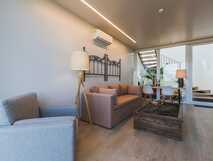 Quinta da Abelheira auf Sao Miguel, gemütlicher und moderner Wohnbereich mit natürlichem Licht und entspannter Atmosphäre.