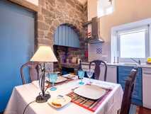 Tradicampo - Casa da Talha auf Sao Miguel, gemütliche Küche mit traditionellem Flair und moderner Ausstattung, ideal für entspannte Urlaubsmomente bei picotours.