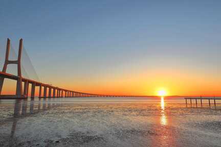 Nie enden wollende Brücke, die den Tejo in Lissabon überbrückt.