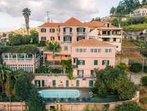 Poolbereich inmitten tropischer Vegetation mit Sonnenliegen und gemütlichen Sitzplätzen