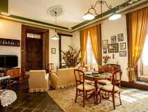 Quinta de Sao Caetano – Gemütlicher historischer Salon mit warmem Licht und traditioneller Einrichtung auf São Miguel, ideal für erholsame Momente.