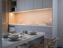 Casa Hintze Ribeiro Aparthotel auf Sao Miguel, moderne und gemütliche Küchenzeile mit stilvollem Essbereich für einen entspannten Aufenthalt.