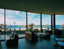 Hotel Pedras do Mar auf Sao Miguel, moderne Lounge mit Panoramablick auf das Meer und entspannter Urlaubsatmosphäre.
