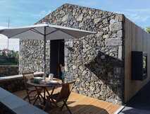 Quinta dos Peixes Falantes, Sao Miguel – Charmante Unterkunft mit rustikalem Steinmauer-Stil und gemütlicher Terrasse zum Entspannen.