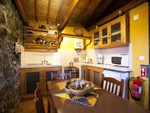 Adegas do Pico auf der Insel Pico – Gemütliche Landhausküche mit rustikalem Charme und traditioneller Atmosphäre.