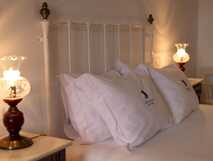 Adegas do Pico auf der Insel Pico – Gemütliches Doppelbett mit stilvoller Beleuchtung.