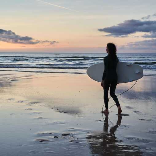 Surfen am Strand von Sao Miguel auf den Azoren