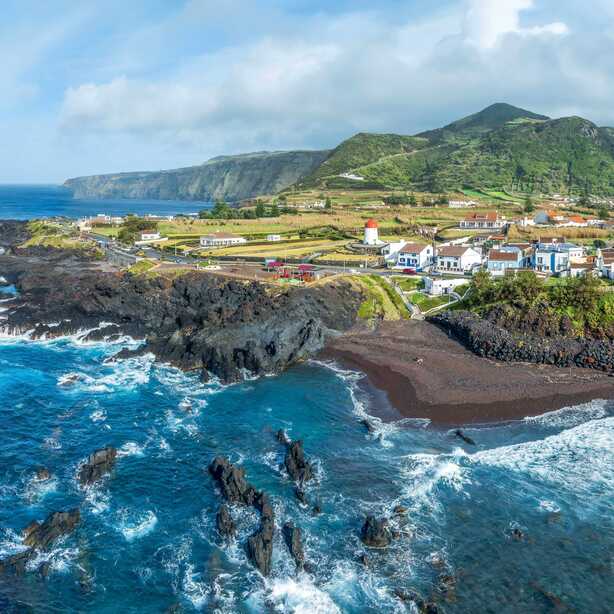 Blick auf die Küste, Naturpools und Mosteiros (Azoren) auf Ponta Delgada