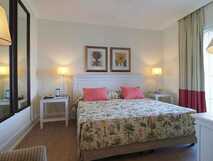 Hotel Faial Garden – Gemütliches Schlafzimmer mit elegantem Dekor und harmonischer Beleuchtung für erholsame Aufenthalte.