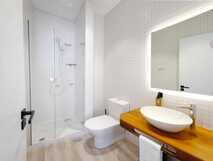 Boa Nova Hostel auf Graciosa, modernes und helles Badezimmer mit stilvoller Ausstattung für angenehmen Komfort.