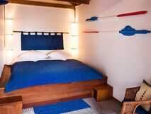 Doppelzimmer mit großem Bett im Guesthouse O'Zimbreiro
