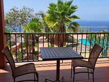 Hotel Bamboo Xaguate auf Fogo mit Balkon und Meerblick und tropischem Ambiente für erholsame Urlaubsmomente.