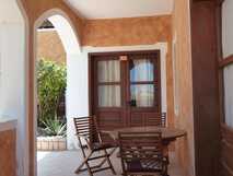 Ca Nicola Apartments auf Boa Vista, gemütliche Terrasse mit Holzmöbeln in ruhiger, mediterraner Atmosphäre – ideal zum Entspannen.