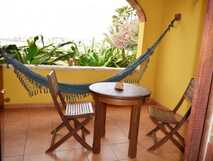 Orchidea Guesthouse auf Boa Vista, gemütlicher Balkon mit Hängematte und Sitzgelegenheit zum Entspannen im Grünen.