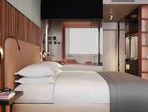 Hotel Verde Mar & Spa auf Sao Miguel, modernes und stilvolles Zimmer mit warmem Holzdesign und komfortabler Ausstattung für entspannte Urlaubstage.