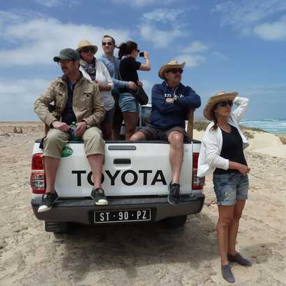 Die Kapverden lassen sich auch mit Kindern aktiv erkunden – zum Beispiel per Jeep am Strand entlang.