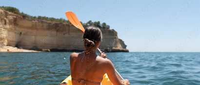 Erkunden Sie die beeindruckenden Felsformationen und Strände von Albufeira bei einer Kayak-Tour.