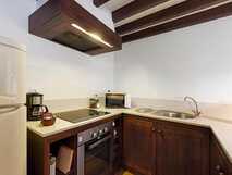 Casa do Monte auf Sao Miguel, moderne Küche mit hochwertigen Geräten für selbstständiges Kochen in gemütlicher Atmosphäre.