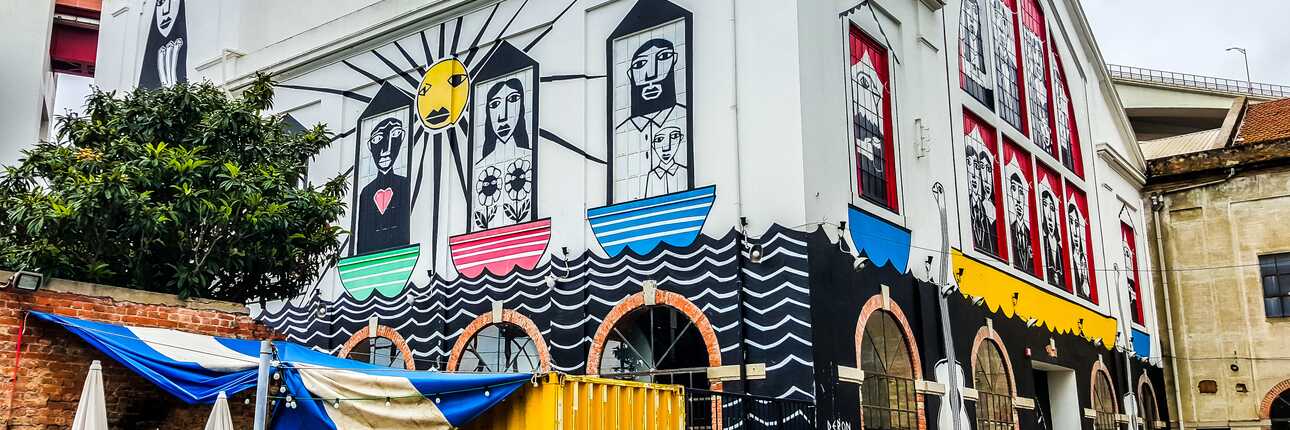 Bemaltes Haus in der LX Factory, einer Sehenswürdigkeit in Lissabon