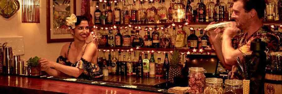 Große Auswahl an Madeira Getränken und Rum in der Pukki Tikki Bar in  Estreito da Calheta