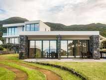 Make it Happen Farm auf Pico: Moderne Glasarchitektur mit Blick auf den Vulkan Pico – Natur und Komfort in perfekter Harmonie