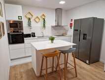 Mil e Uma Noites auf Flores, moderne und vollständig ausgestattete Küche mit gemütlicher Frühstücksinsel.