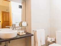 Quinta da Abelheira – Helle und moderne Badezimmereinrichtung mit stilvollen Details für höchsten Komfort auf São Miguel.