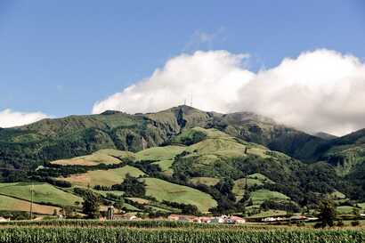 Das Água-de-Pau-Massiv bei Santa Bárbara auf São Miguel – der mächtige Vulkan veränderte mit seinen Ausbrüchen die Geschichte der Nordküste der Azoren.