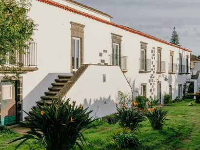 Traditionelles Herrenhaus mit weißen Mauern und Natursteinfassade im Senhora do Carmo Charm House auf den Azoren