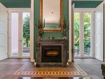Eleganter Kaminbereich mit antikem Spiegel und kunstvollen Kerzenhaltern im Solar do Cantos Botanic House.