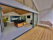 Sul Villas & Spa auf Sao Miguel, moderne und helle Villa mit offenem Wohnbereich und Terrasse – perfekter Rückzugsort für entspannte Ferien bei picotours.