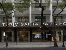 Moderne Hotel-Fassade mit Schriftzug „Turim Santa Maria Hotel“ in Funchal