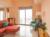 Villas do Mar auf Flores – Helles Wohnzimmer mit moderner Ausstattung.