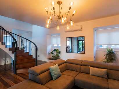 Volcanic-charming-house-wohnzimmer-treppe